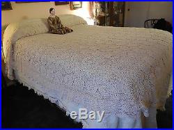 Antique Vintage Hand Crocheted Cotton Bed Coverlet Bedspread Floweretts 72x85