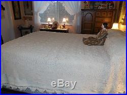 Antique Vintage Hand Crocheted Cotton Bed Coverlet Bedspread Floweretts 72x85